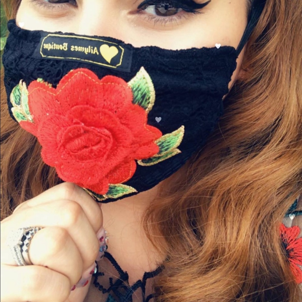 🌹Red Lace Mask - Picture 3 of 4